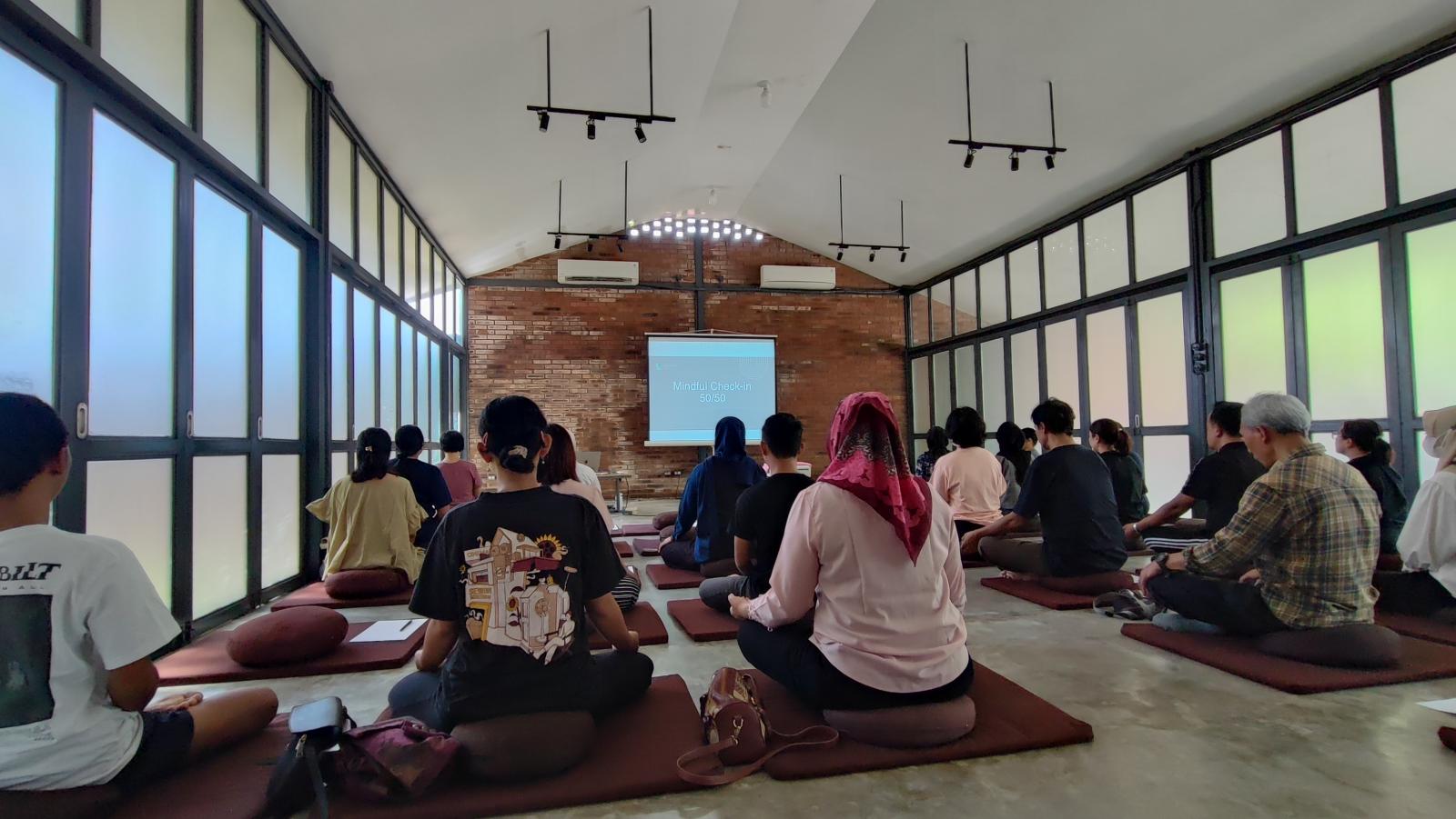 Laporan koran Bernas tanggal 18 November 2023 tentang kegiatan Mindfulness Hub Indonesia dalam mendukung Jogja Cultural Wellness Festival, yang diselenggarakan oleh Pemerintah Provinsi DIY akhir pekan lalu, menjadi awal dari refleksi berikut ini.